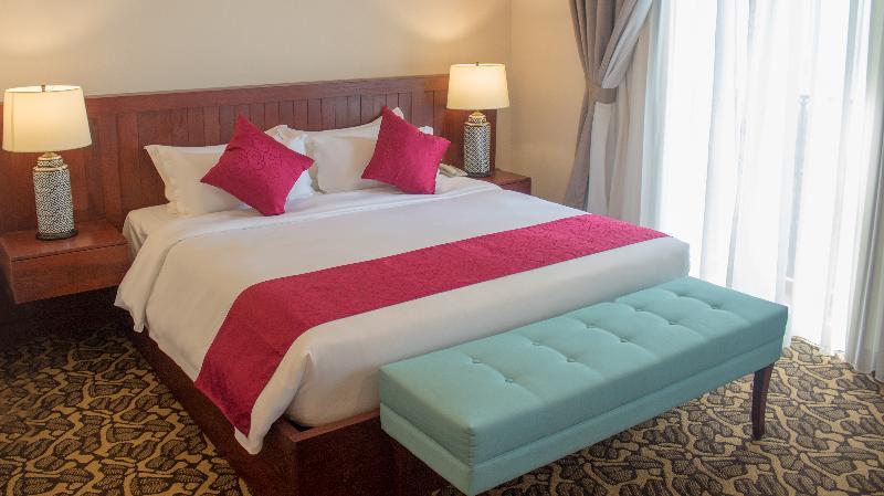 Oyo Home 44077 The Platinum Hotel & Suites- King ملقا المظهر الخارجي الصورة