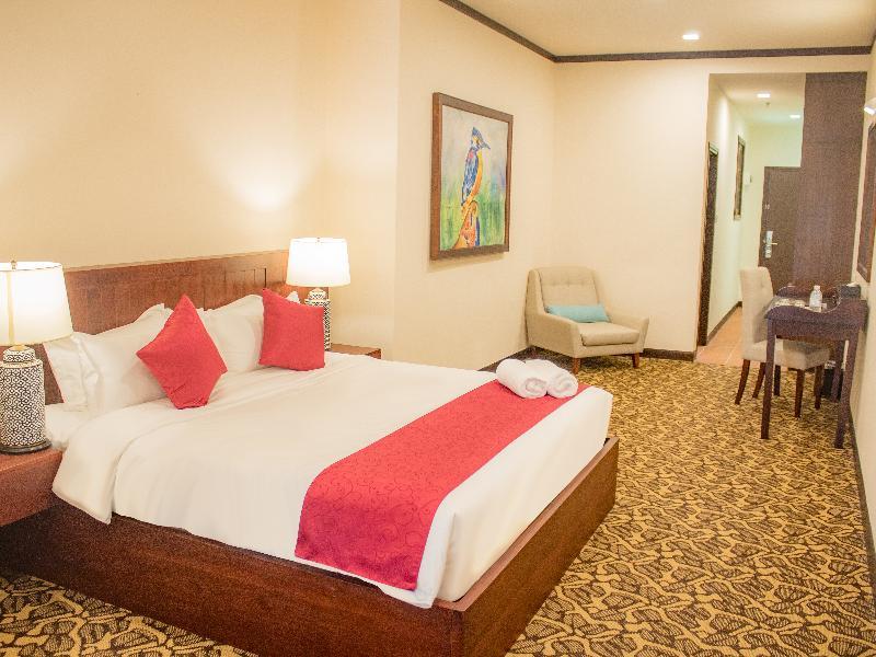 Oyo Home 44077 The Platinum Hotel & Suites- King ملقا المظهر الخارجي الصورة