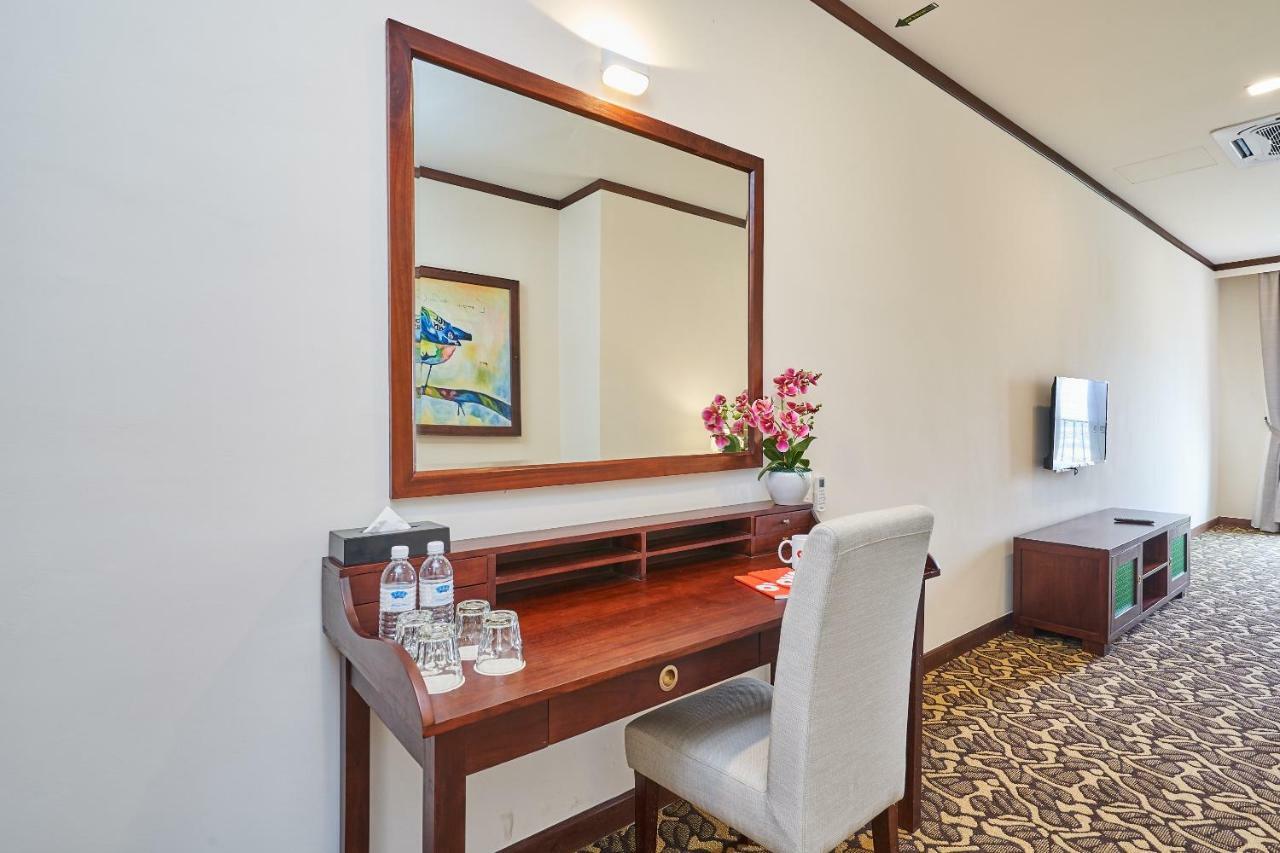 Oyo Home 44077 The Platinum Hotel & Suites- King ملقا المظهر الخارجي الصورة